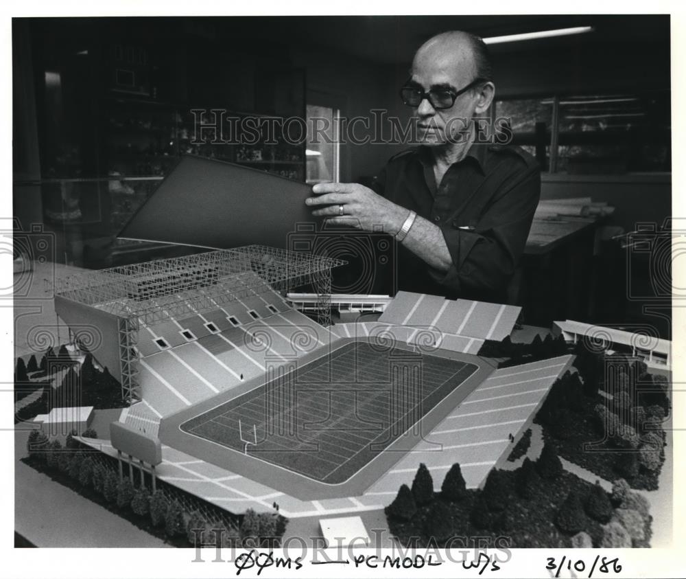 1986 Press Photo Oluf Bocket examines a model or Oregon State University Stadium - Historic Images