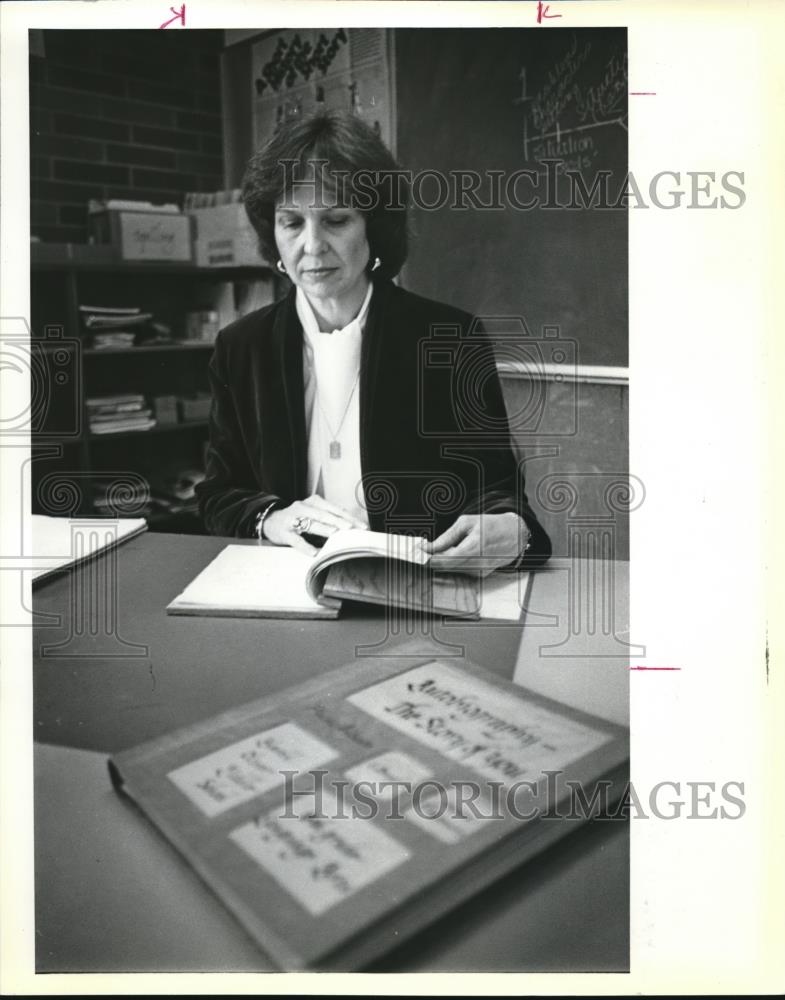 1981 Press Photo Teacher Sally Benight at Harold Oliver Middle School - ora02964 - Historic Images
