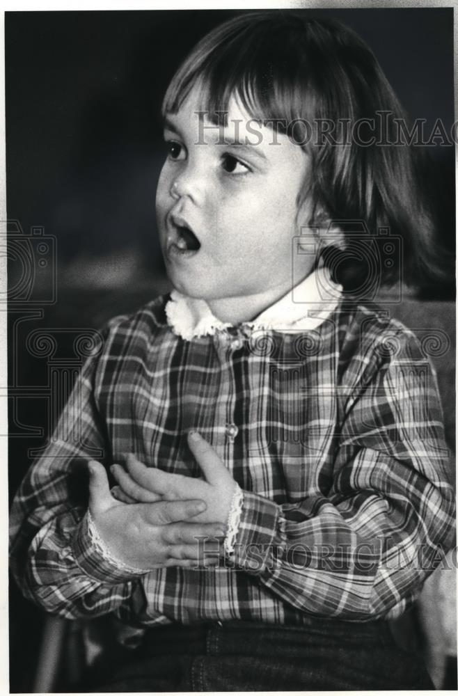 1980 Press Photo Kimbery Pare sings Silent Night at Lakewood Hearing Impired - Historic Images