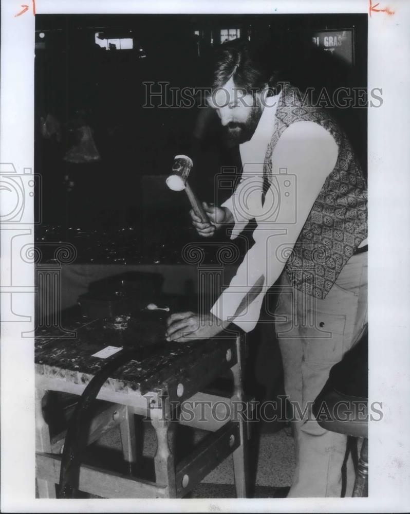 1977 Press Photo Jad Davidson, leather smith and show manager for American fairs - Historic Images