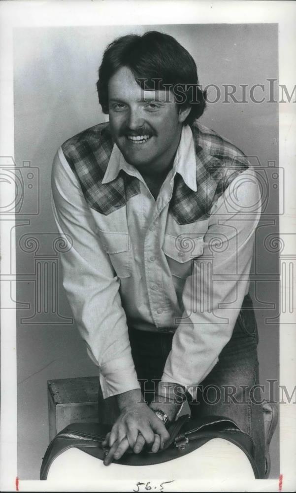 1977 Press Photo Rescuer Carey Darnielle found who left without leaving his name - Historic Images