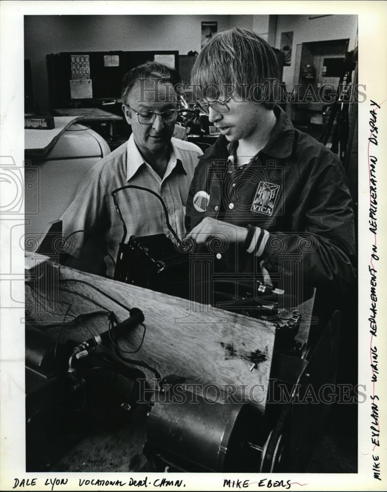 1984 Press Photo Mike Ebers Explains Wiring Replacement on Refrigeration - Historic Images