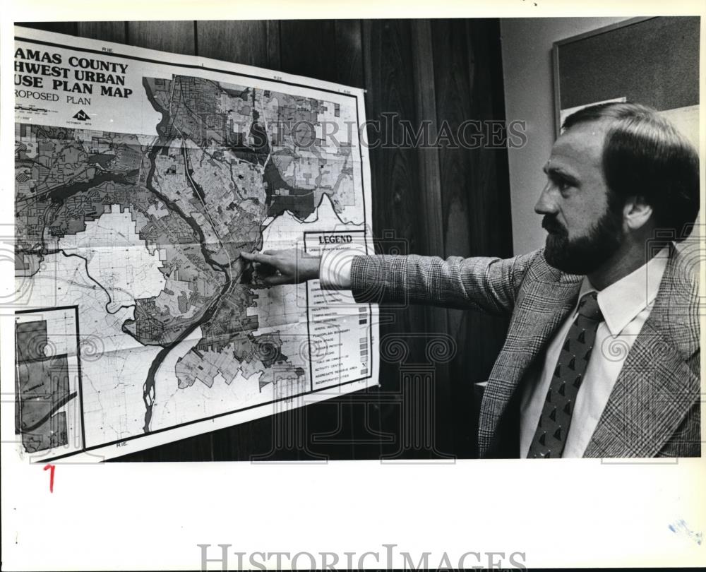 1980 Press Photo Dean Bob Ellis examines map of community school locations - Historic Images