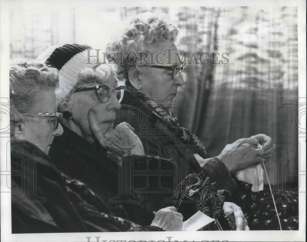 1975 Press Photo Mary DiLoreto with Sarah Trogen together - ora16714 - Historic Images