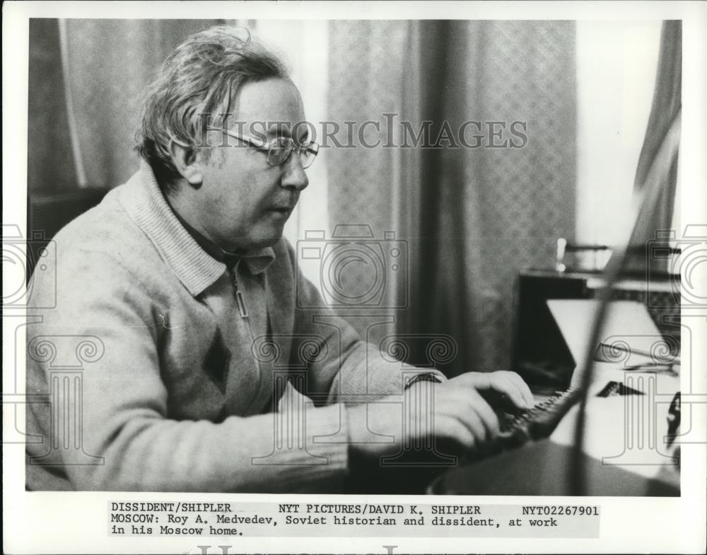 1979 Press Photo Roy A Medvedev Soviet Historian and dissident at his home - Historic Images
