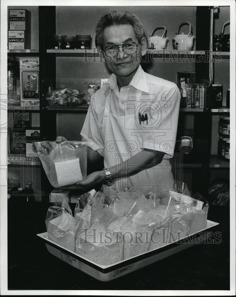 1981 Press Photo Masayoshi Omura with his home made bean custard - Historic Images