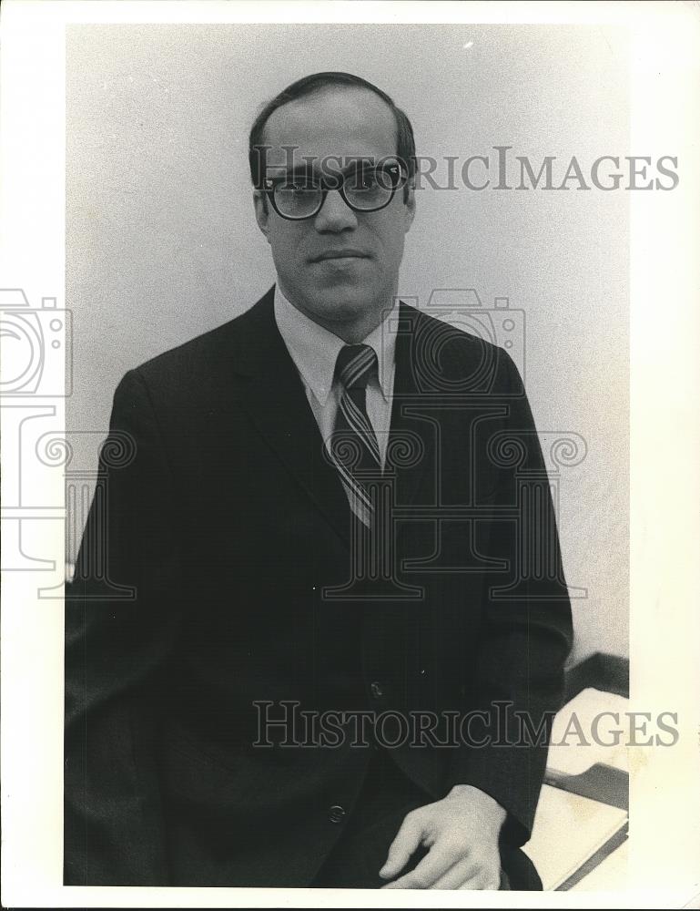1972 Press Photo James F. Lapinski Business Manager University Hospital - Historic Images