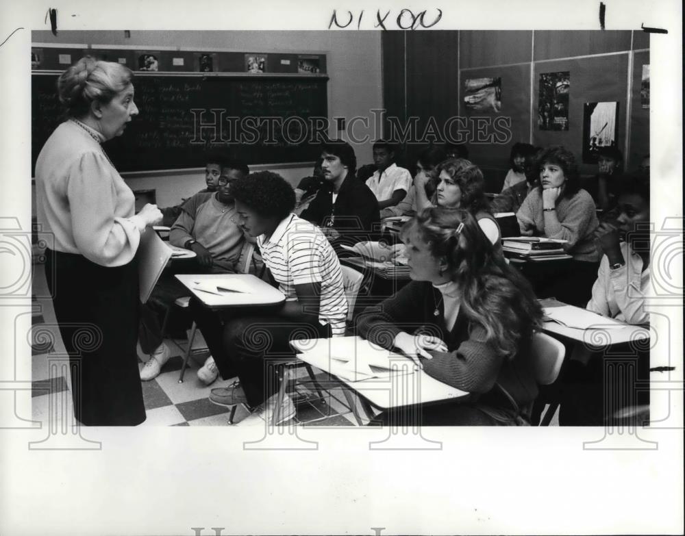 1985 Press Photo MaryLou Nixon teacher at John Marshall High School - Historic Images