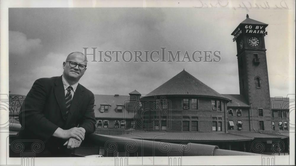 1974 Press Photo Fred DeWalfe describes Union Station architecture - ora16411 - Historic Images