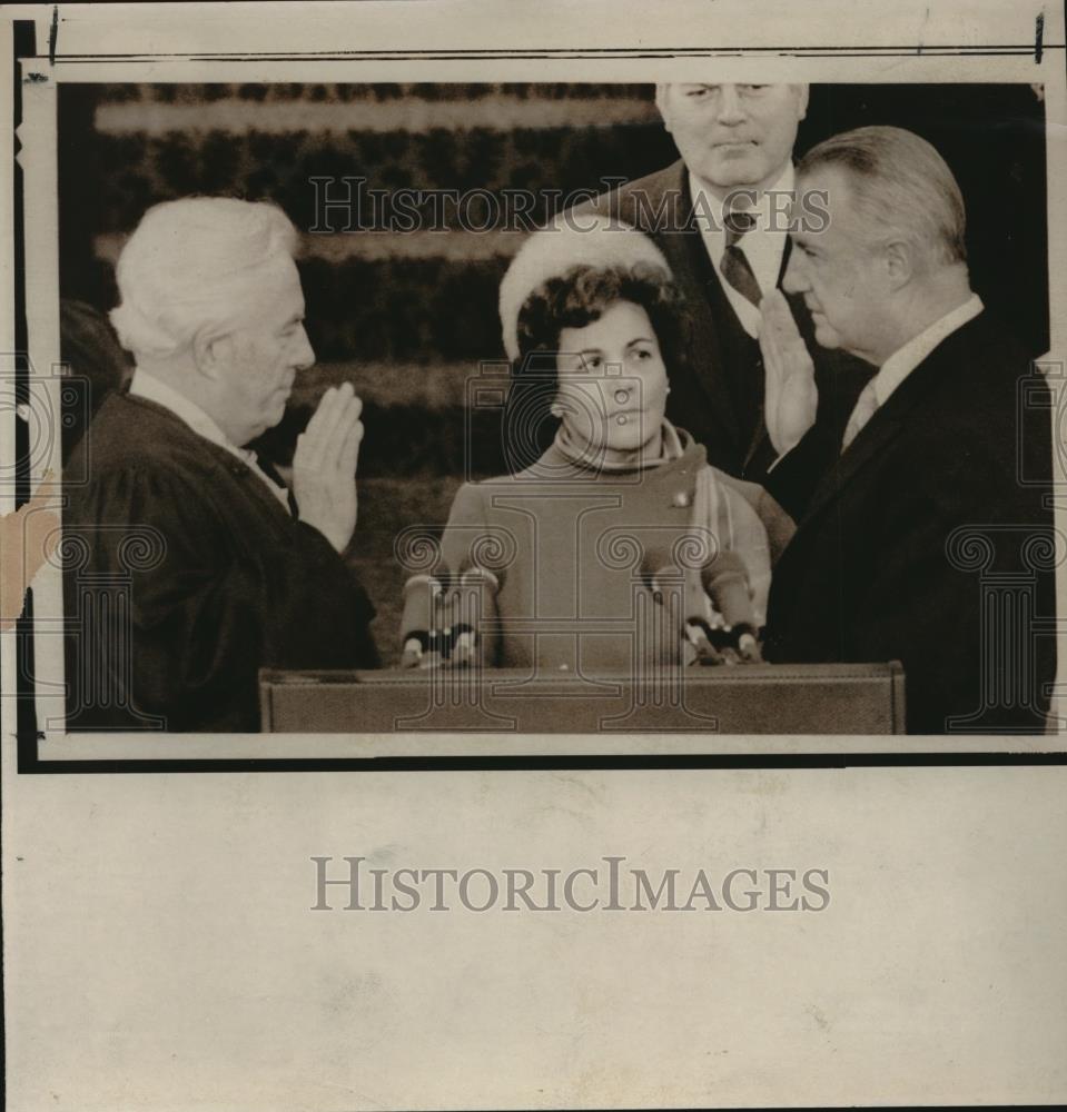 1973 Press Photo VicePres.Spiro Agnew take oath to Chief Justice Warren E.Burger - Historic Images