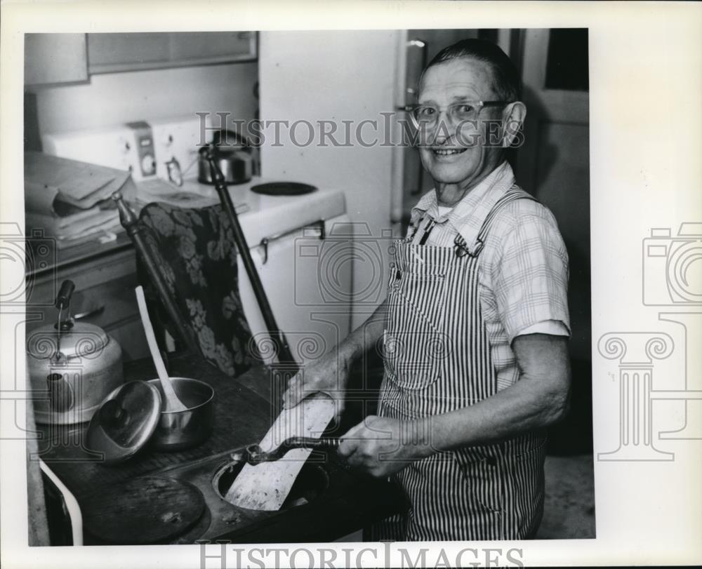 1979 Press Photo Wilbur Gubser celebrated his 90th Birthday cooks on wood stove - Historic Images