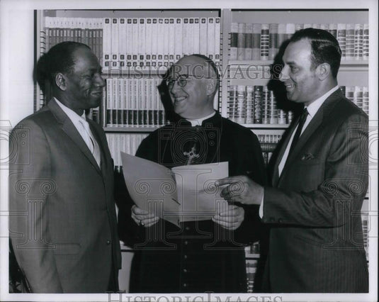 1969 Press Photo John Malone with Bishop Clarence Issenmar and Louis Gleason - Historic Images