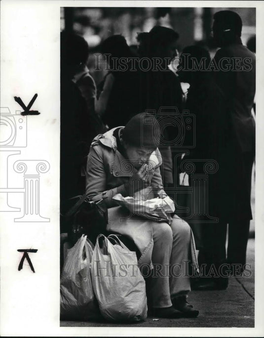 1981 Press Photo Downtown bag lady eating lunch on Prospect Ave - Historic Images