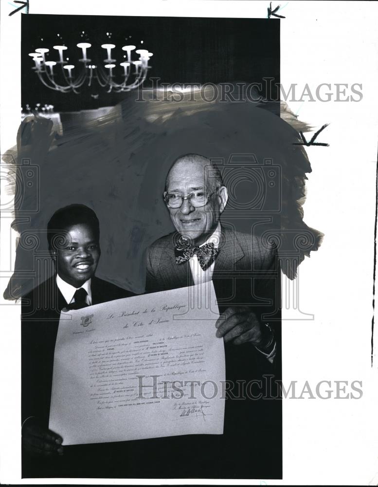 1974 Press Photo Ed Hamilton Portland businessman awarded - ora31836 - Historic Images
