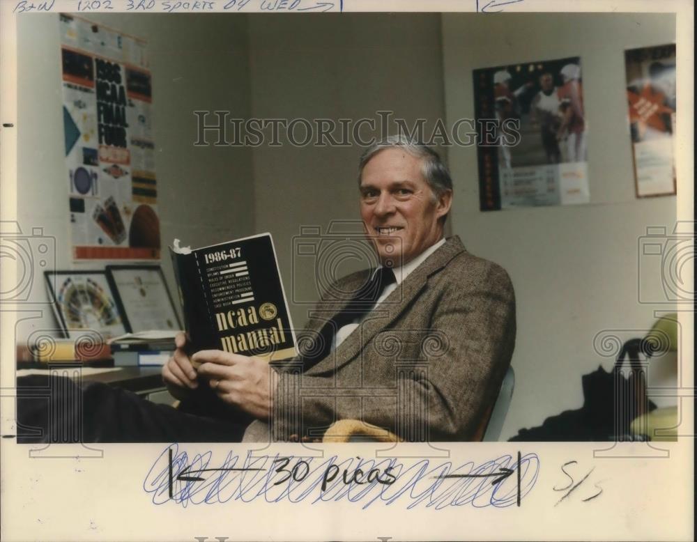 1987 Press Photo Jack Davis of Oregon State reading the NCAA manual - ora15912 - Historic Images