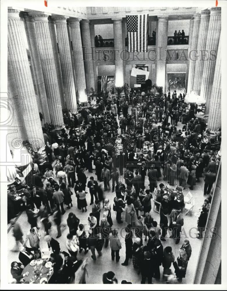 1980 Press Photo Media &amp; Politicians Lunch at City Hall Reagan Carter Debate - Historic Images