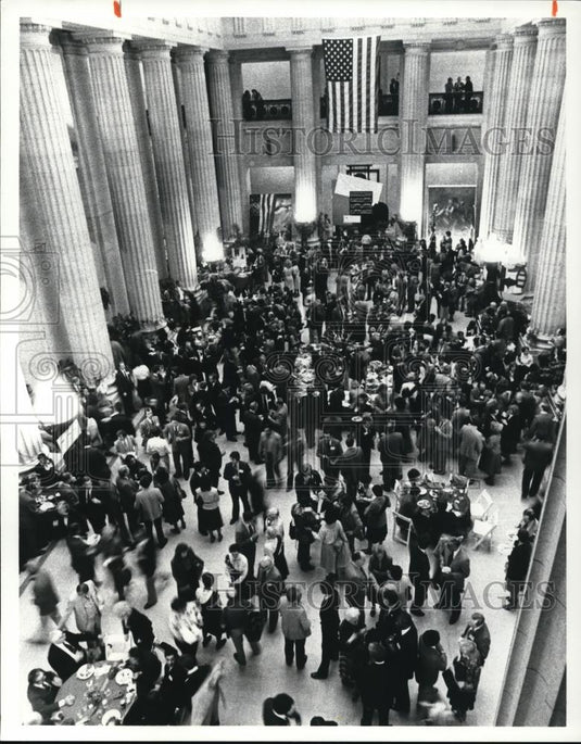 1980 Press Photo Media & Politicians Lunch at City Hall Reagan Carter Debate - Historic Images