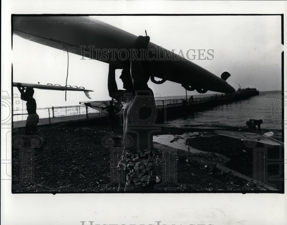 1985 Press Photo Don Ginley sailboarding Cleveland Ohio - cvp26946 - Historic Images