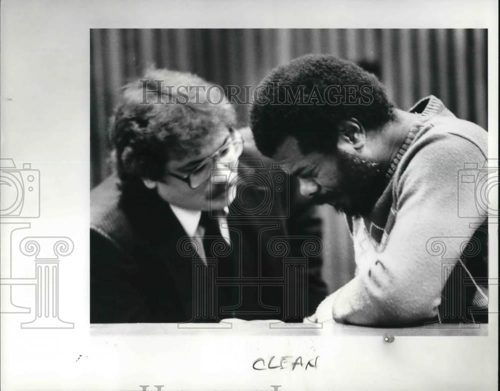 1985 Press Photo Edward NcShee with his lawyer Wm Thompson - Historic Images
