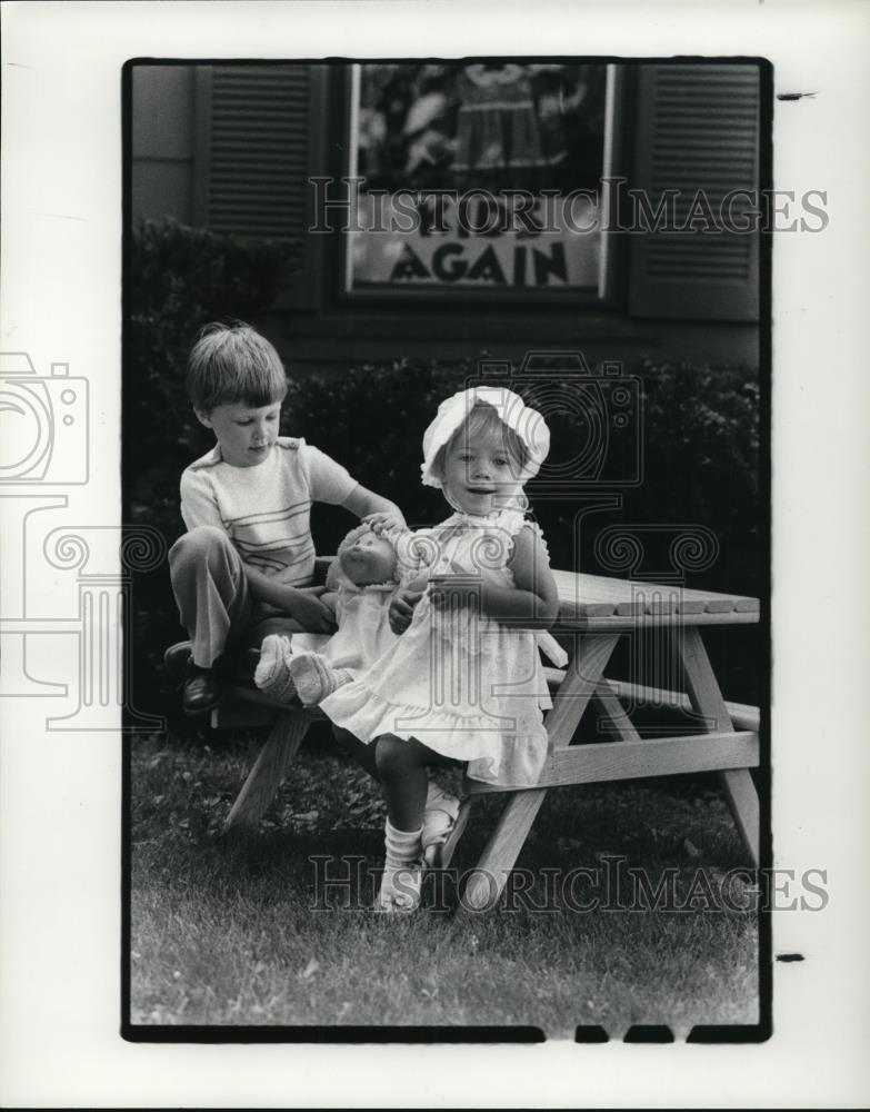 1984 Press Photo Children at a Resale Shop in Cleveland - Historic Images