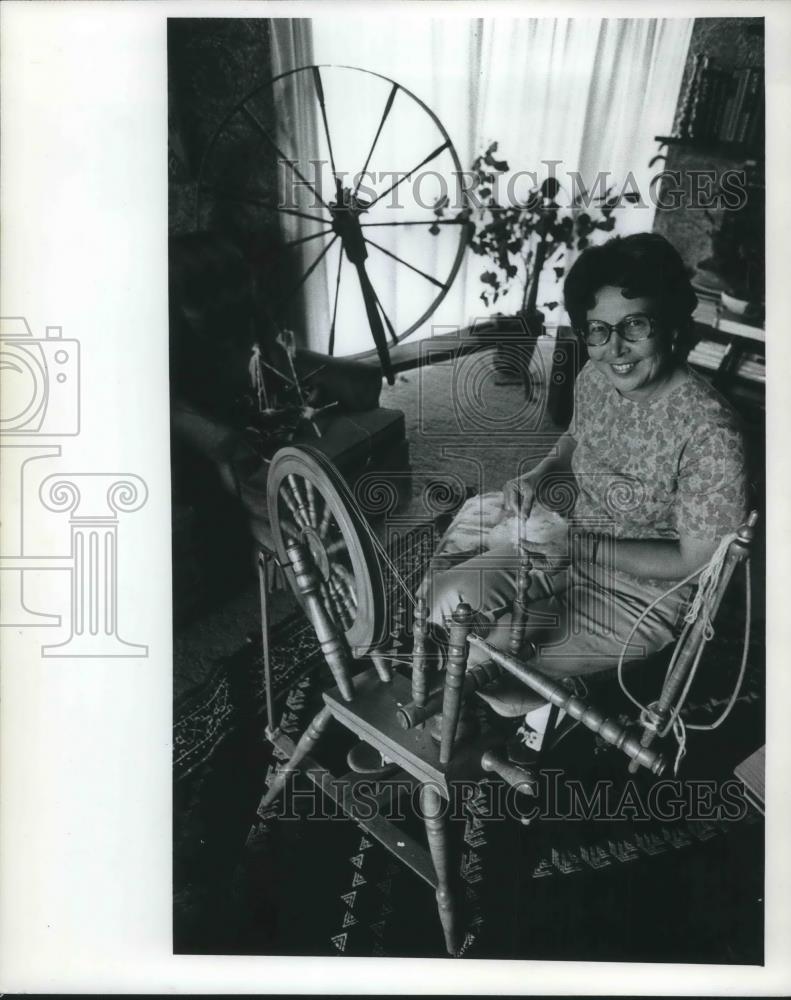 1975 Press Photo Grace Carter at Spinning Wheel - ora08016 - Historic Images