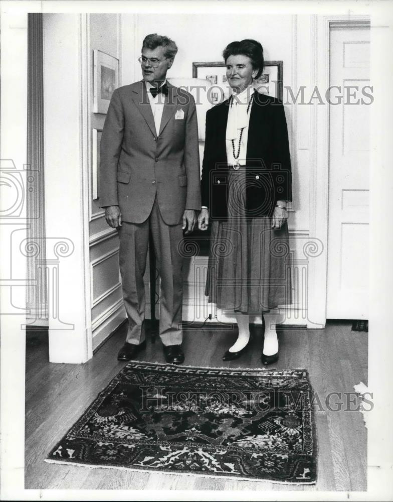 1986 Press Photo Albert and Emily Laisy of Shakers Blvd. talks about their Rug - Historic Images