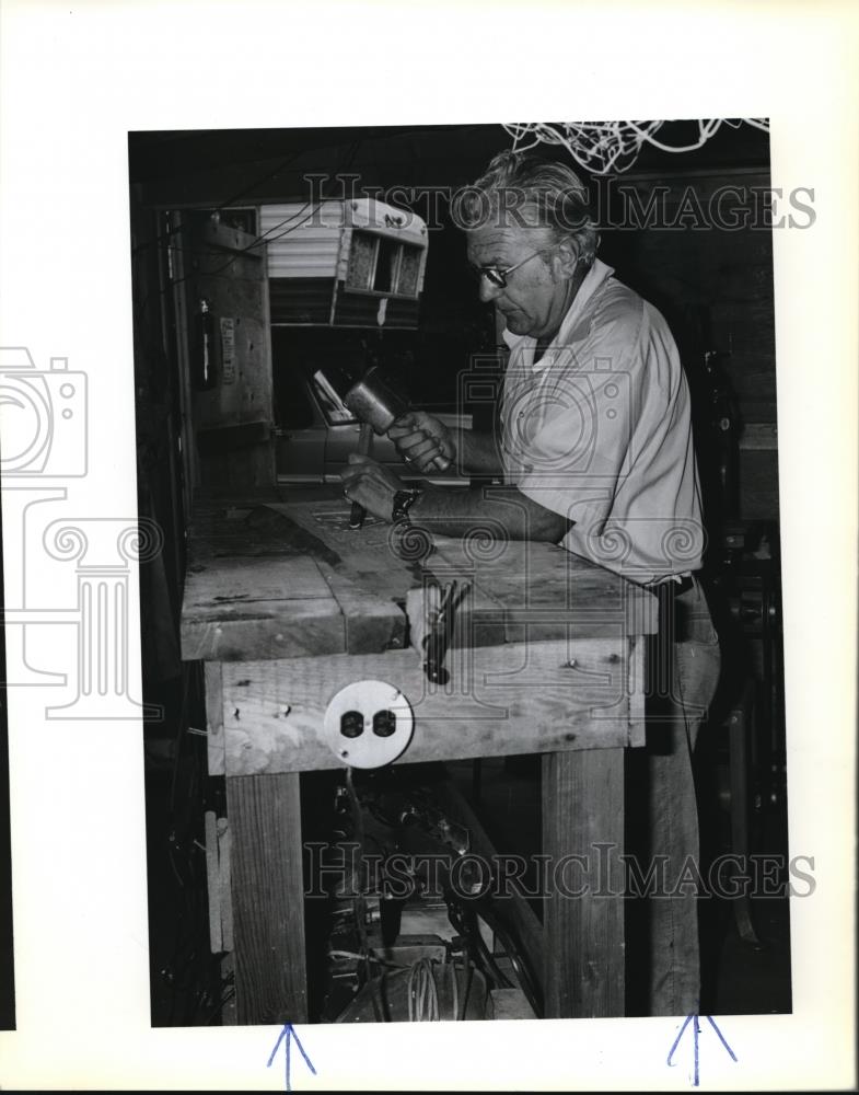 1978 Press Photo Herb Dahlquist creating with a mallet - ora11859 - Historic Images