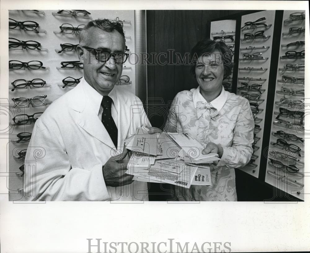 1972 Press Photo Dr. and Mrs.John has hire a student during the summer. - Historic Images