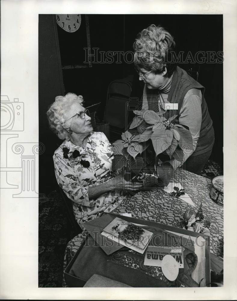 1976 Press Photo Lucy Cole who runs Southeast Sernior Service center gift Shop, - Historic Images