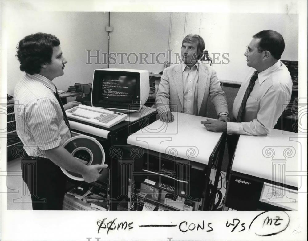1985 Press Photo Lief Herrington discusses computer operations - ora37684 - Historic Images