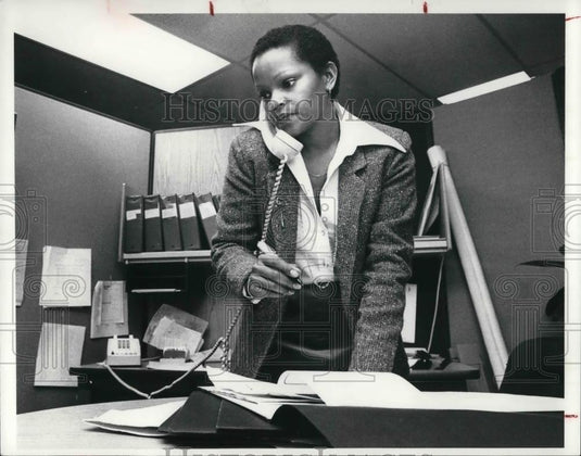1979 Press Photo Cynthia Martin Production Manager of Carl Liggett - Historic Images