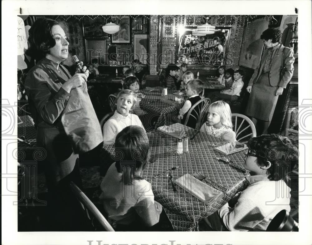 1984 Press Photo Paula Person teacher of social manners instructs the class - Historic Images