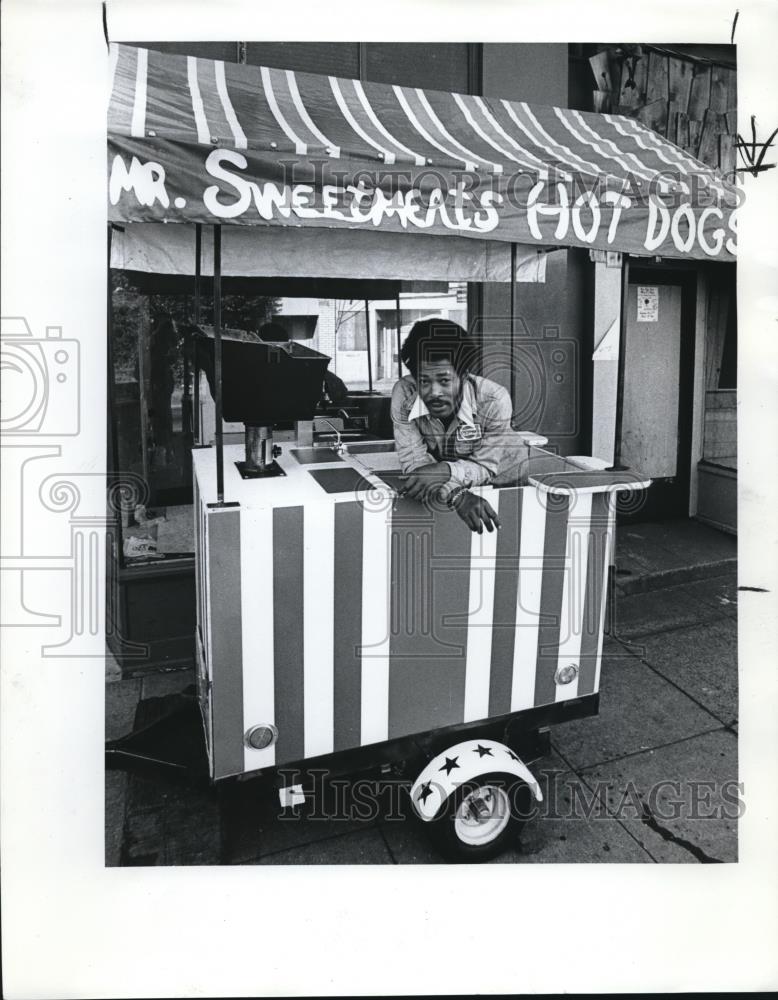 1976 Press Photo Carl Bowles, Vietnam veteran owns Mr. Sweetmeat's Hotdogs - Historic Images