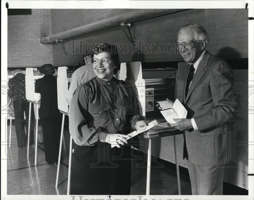 1982 Press Photo Howard and Shirley Metzenbaum voting in Lyndhurst - Historic Images