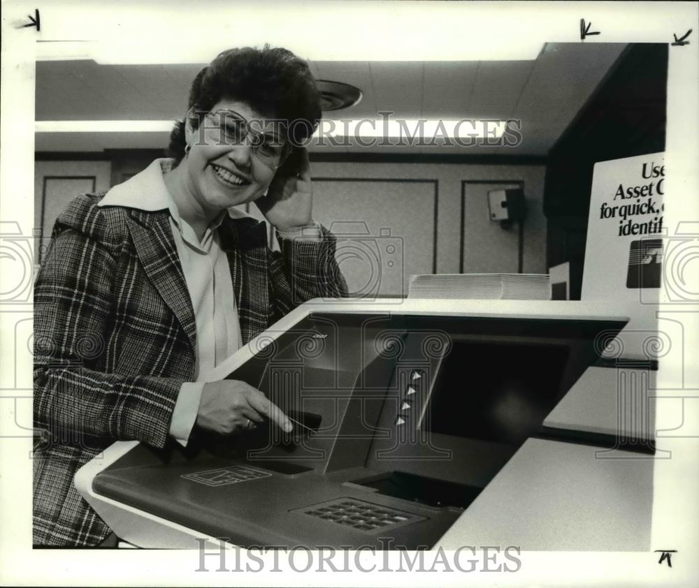 1985 Press Photo Merryl Rapp, Ameritrust vice president for electronic banking - Historic Images