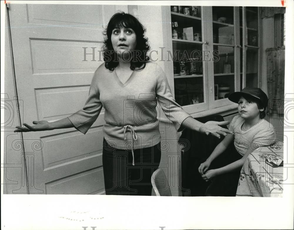 1981 Press Photo Stella Patterson telling story about their escape from the fire - Historic Images