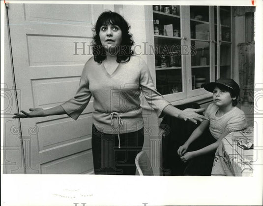 1981 Press Photo Stella Patterson telling story about their escape from the fire - Historic Images