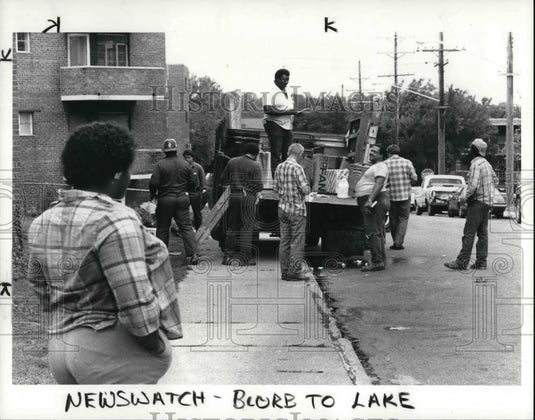 1985 Press Photo Resident Watchman Pamela Salmon watching non-resident workmen - Historic Images
