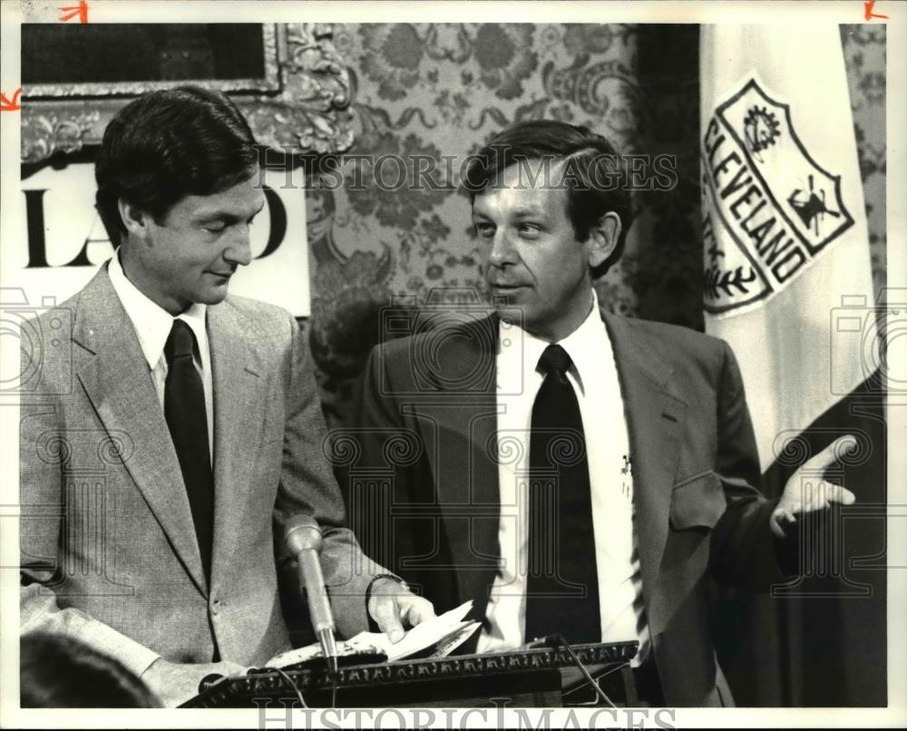 1981 Press Photo Mayor George Voinovich and William J Reidy at bond rating press - Historic Images