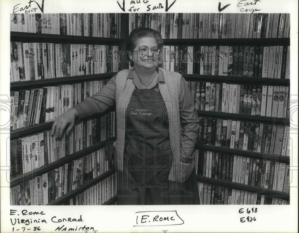 1986 Press Photo Virginia Conrad has 215 Shelves filled with Romance novels in G - Historic Images