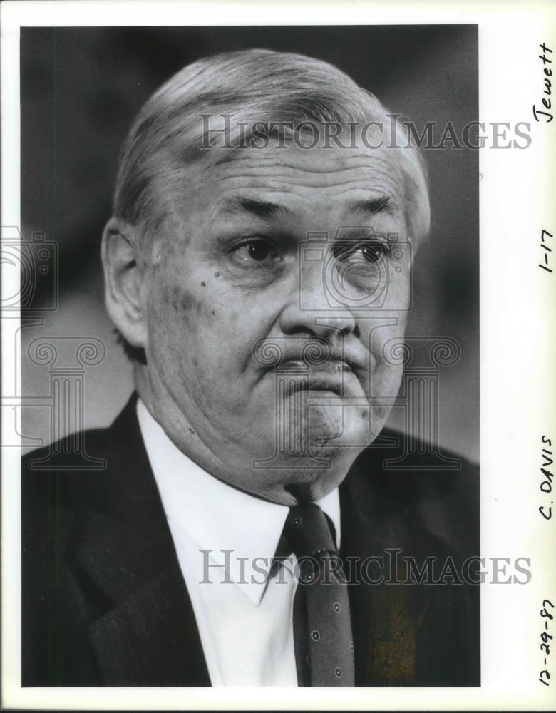 1987 Press Photo William Davis rattles off a football Analogy with resignation. - Historic Images