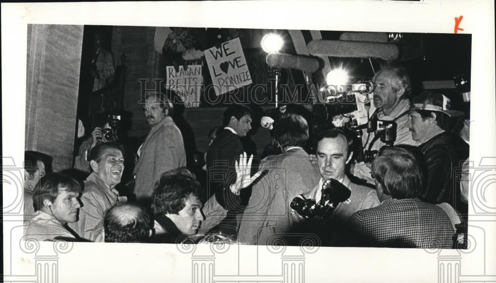 1980 Press Photo Ronald Reagan Arrives at Stoffers for Presidential Debate - Historic Images