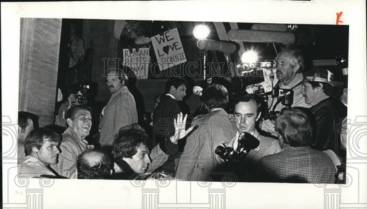 1980 Press Photo Ronald Reagan Arrives at Stoffers for Presidential Debate - Historic Images