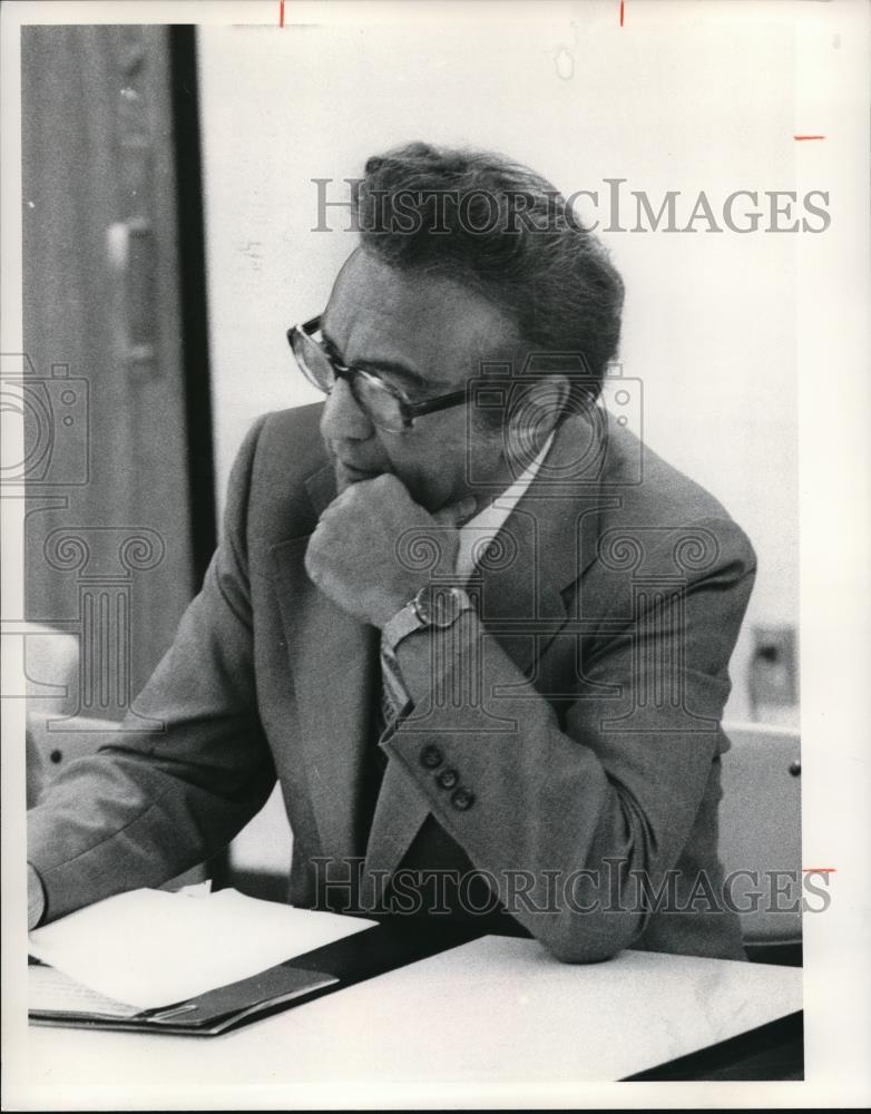 1977 Press Photo Mayor Ralph Perk at Clara Westropp Junior High School debate - Historic Images