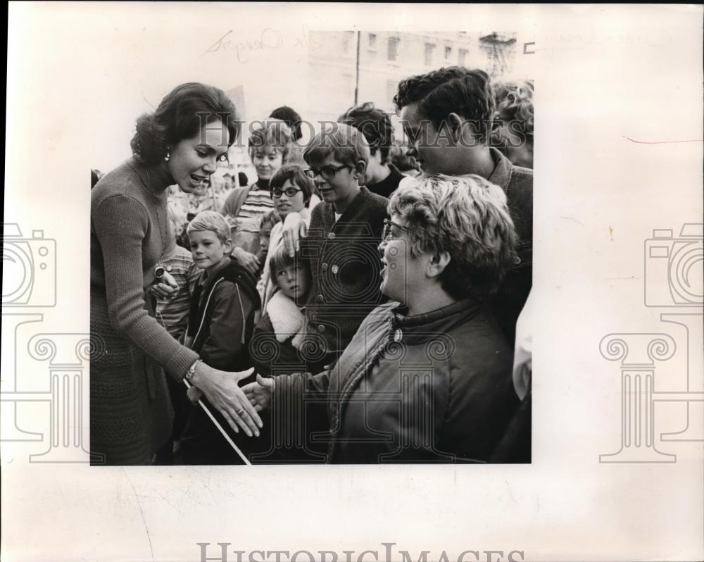 1972 Press Photo Julie Nixon Eisenhower meets well wishers during election day - Historic Images