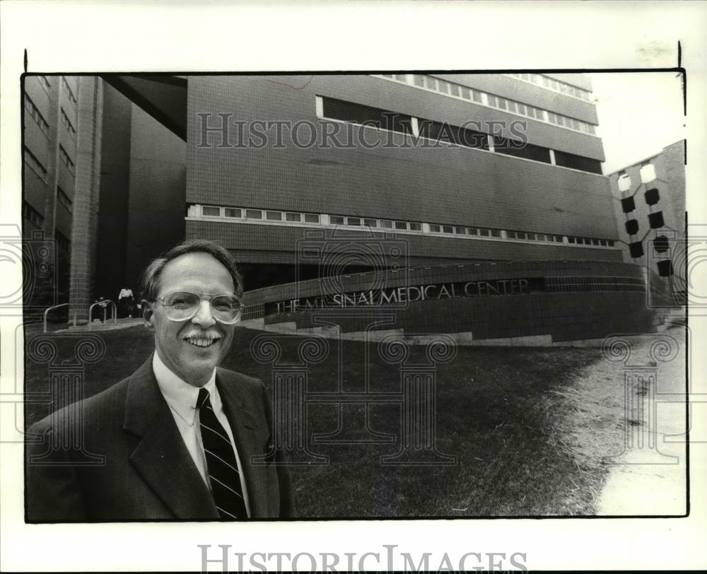 1985 Press Photo Robert S. Reitman, outgoing board chairman of Mount Sinai Hosp - Historic Images
