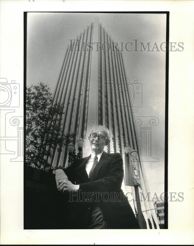 1984 Press Photo Attorney Henry A Carey Celebrates Win Over 1st Interstate Bank - Historic Images