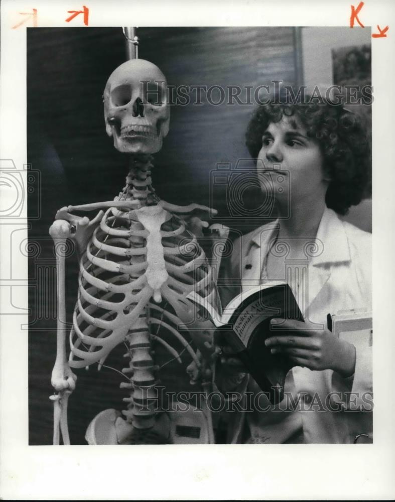 1981 Press Photo Carla Madden, osteopathic - Historic Images