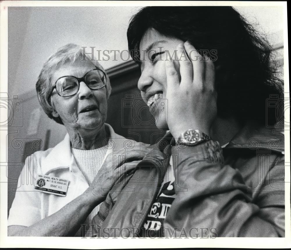 1982 Press Photo nurse Mildred Corlett Checks Lien Truong Grant High school - Historic Images