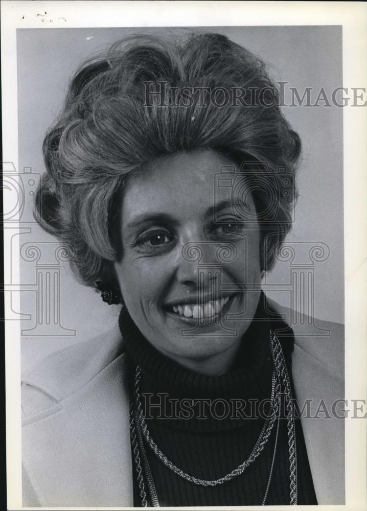 1977 Press Photo Joan Dahlberg Chairman reach out for AnilasOnigomaly St Eden Co - Historic Images
